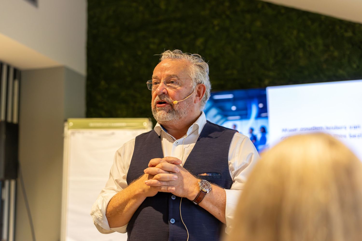 Boekpresentatie van De Groeiversneller door Wim Kweekel, vastgelegd tijdens een zakelijke presentatie.