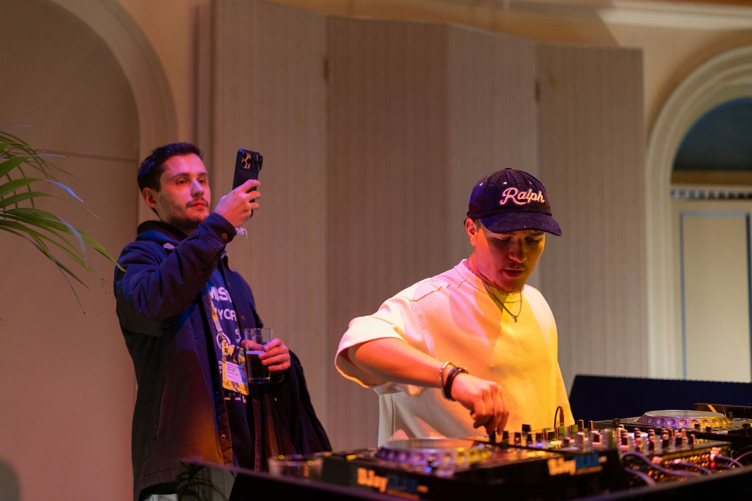 Eventfotografie van Oliver Cricket tijdens Amsterdam Dance Event (ADE), live performance met energieke sfeer.
