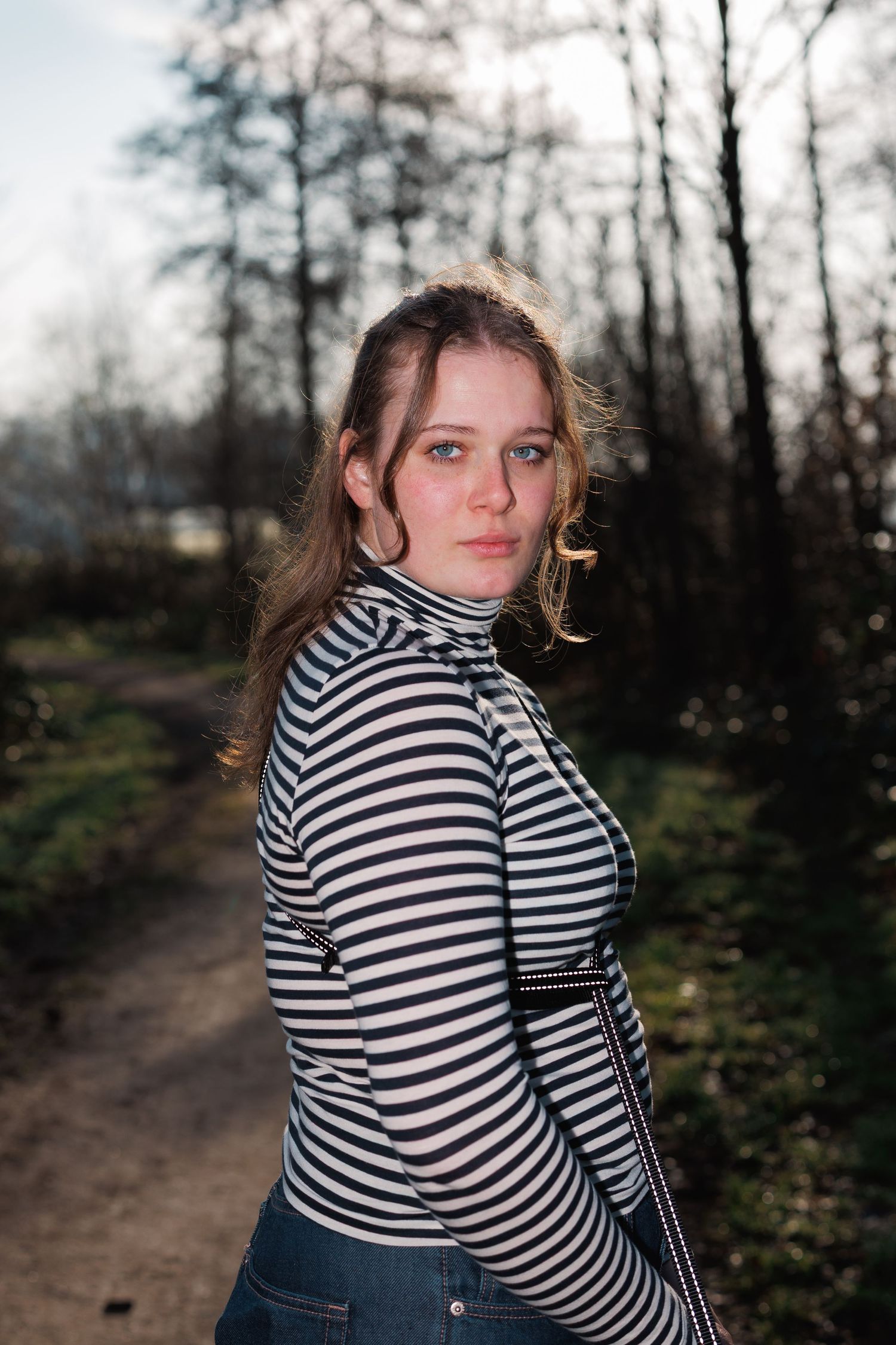 Portretfoto van een vrouw buiten in een park in boskoop, gemaakt met flits en natuurlijk licht, scherpe focus.