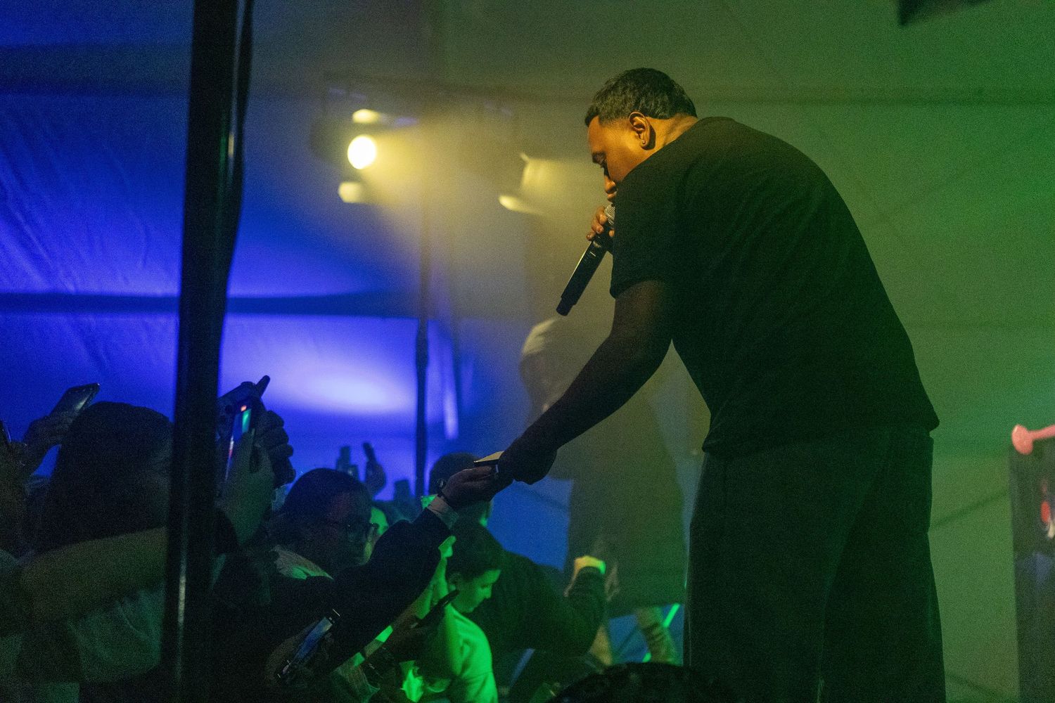 Eventfotografie van het leerlingenfeest van het Scala College in Alphen aan den Rijn, met energieke sfeer, muziek en jongeren in actie.