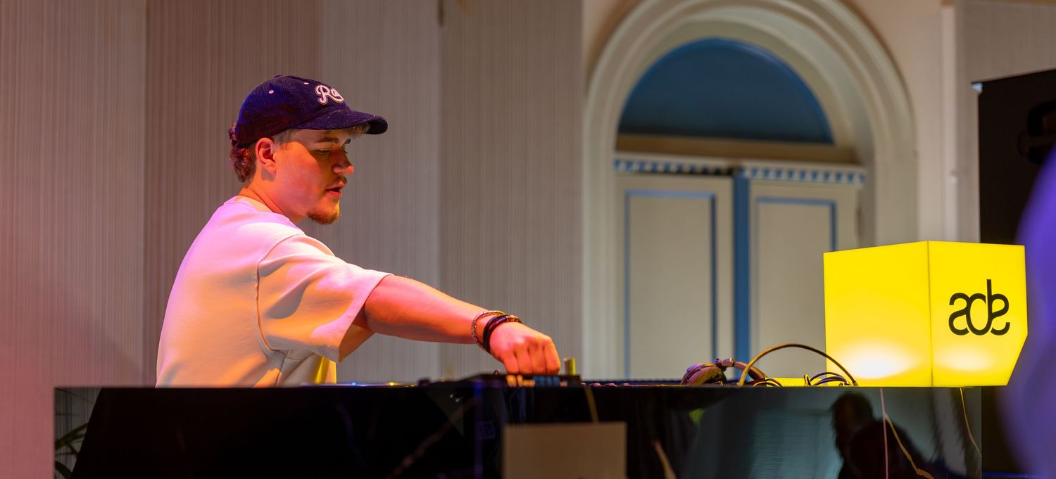 Eventfotografie van Oliver Cricket tijdens Amsterdam Dance Event (ADE), live performance met energieke sfeer.