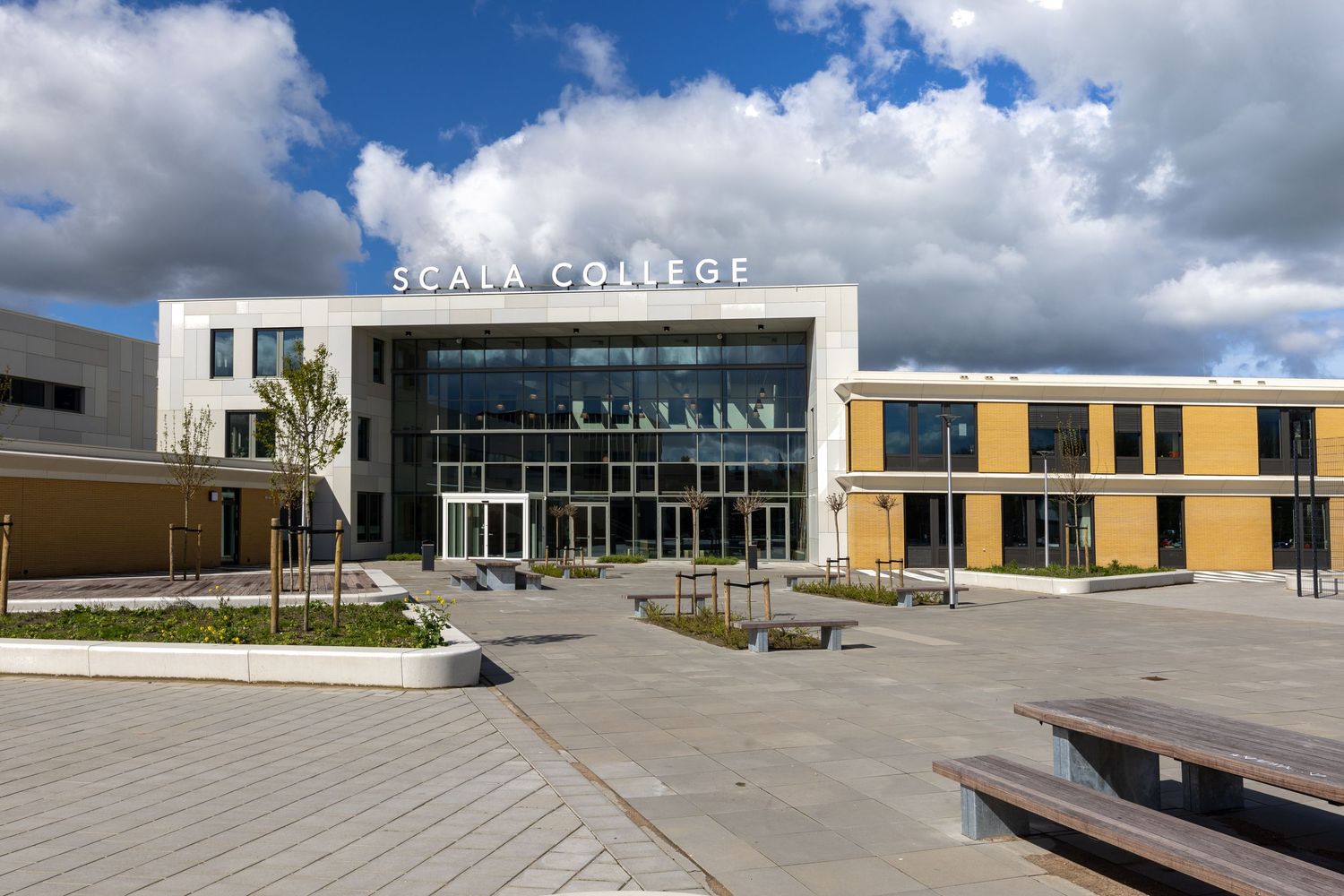 Overzichtsfoto van het Scala College Henry Dunantweg in Alphen aan den Rijn, moderne schoolarchitectuur en open plein.