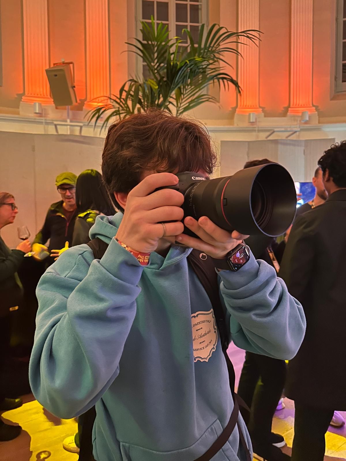 Achter-de-schermen foto van een fotograaf uit alphen aan den rijn tijdens een fotoshoot, gefocust op beeld, detail en sfeer.