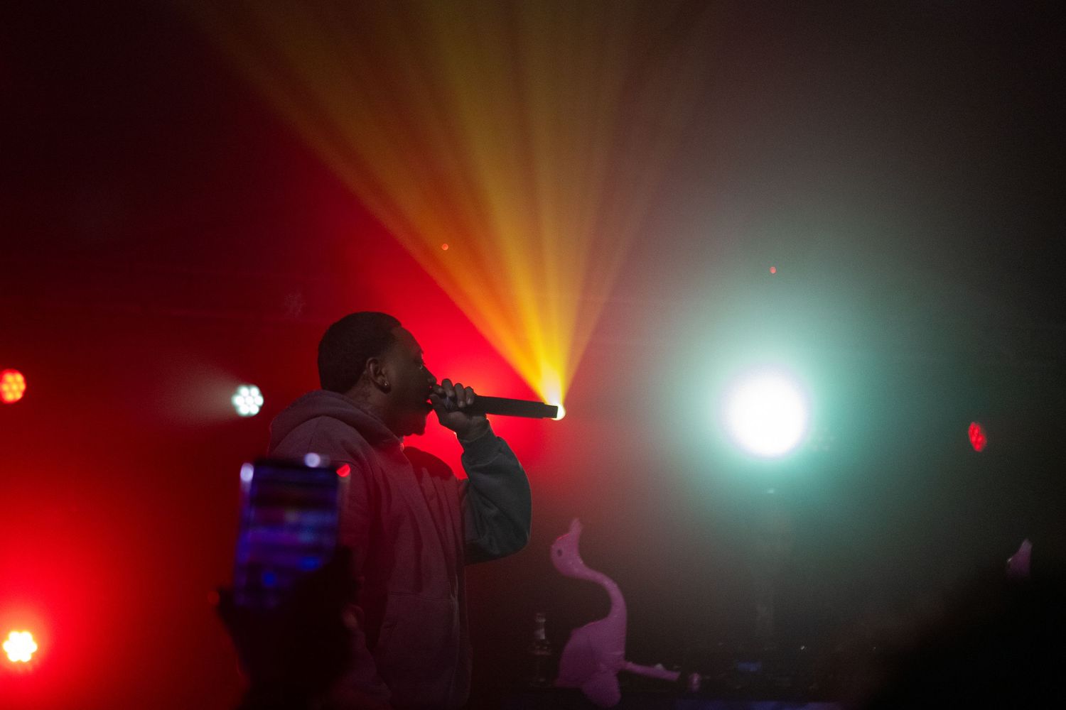 Eventfotografie van het leerlingenfeest van het Scala College in Alphen aan den Rijn, met energieke sfeer, muziek en jongeren in actie.