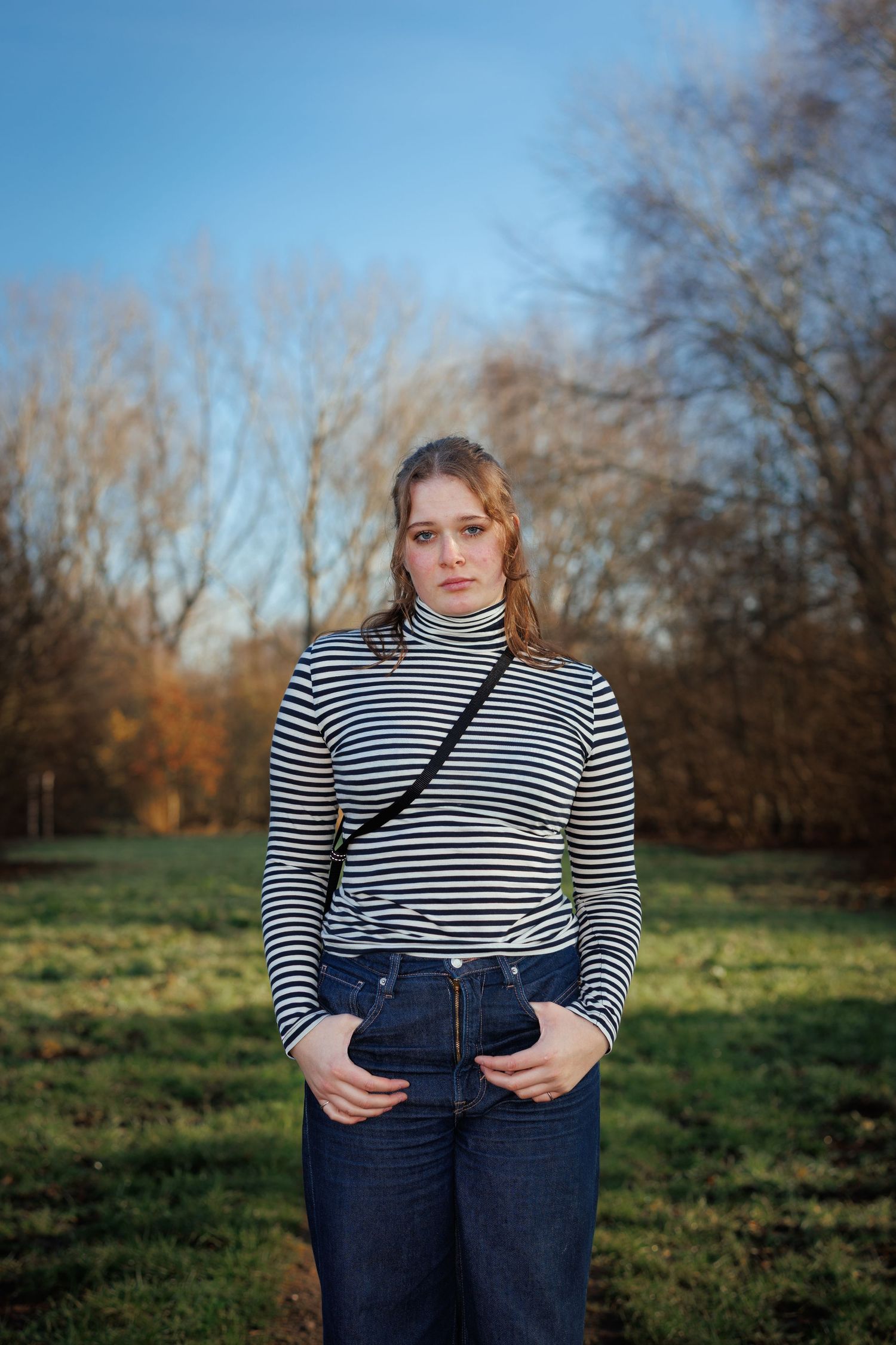 Portretfoto van een vrouw buiten in een park in boskoop, gemaakt met flits en natuurlijk licht, scherpe focus.