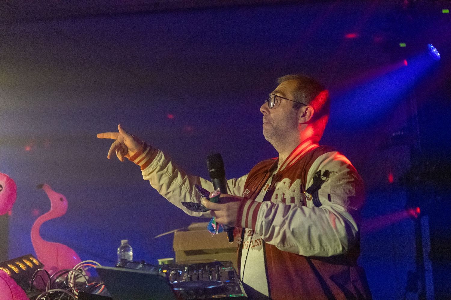Eventfotografie van het leerlingenfeest van het Scala College in Alphen aan den Rijn, met energieke sfeer, muziek en jongeren in actie.