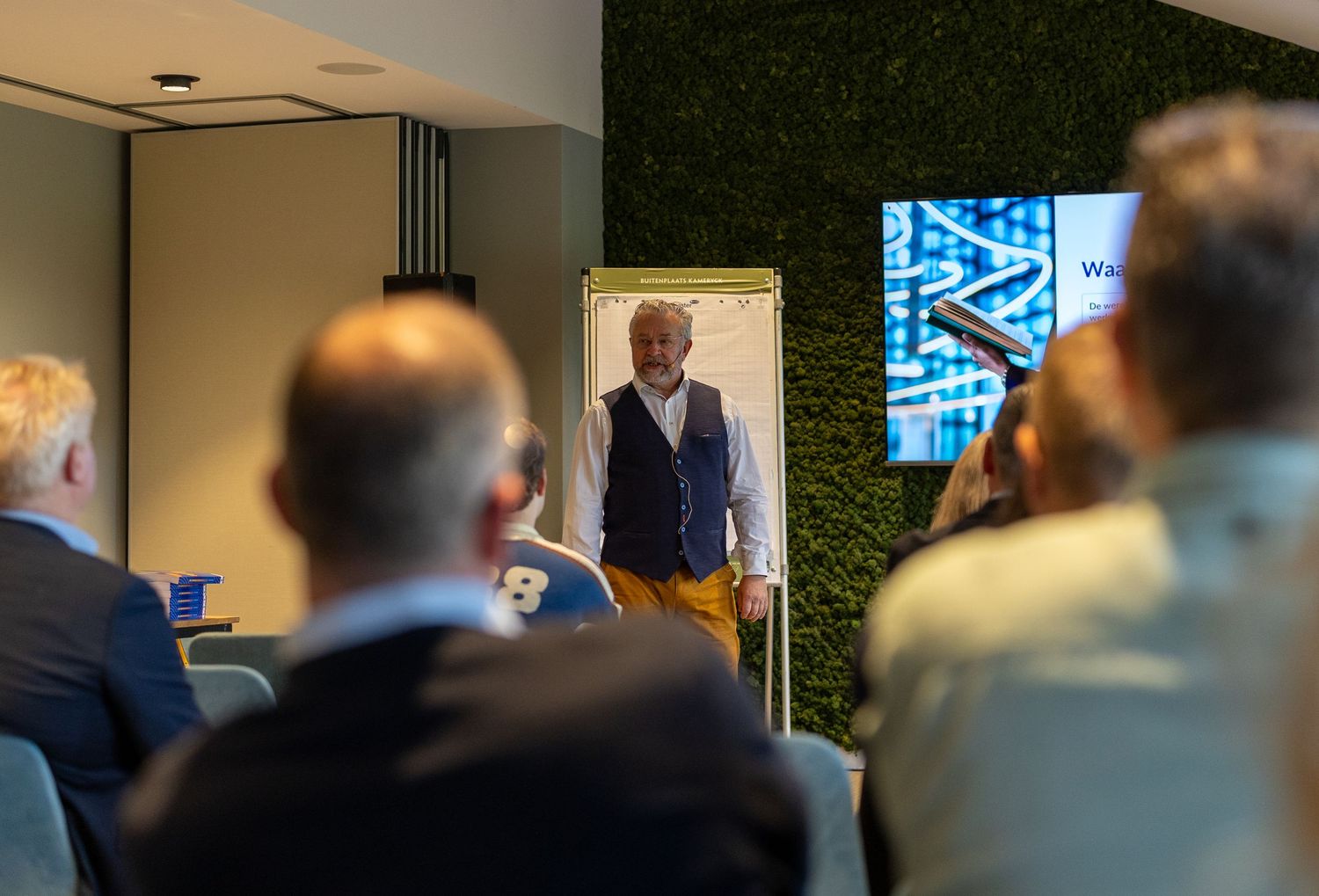 Boekpresentatie van De Groeiversneller door Wim Kweekel, vastgelegd tijdens een zakelijke presentatie.
