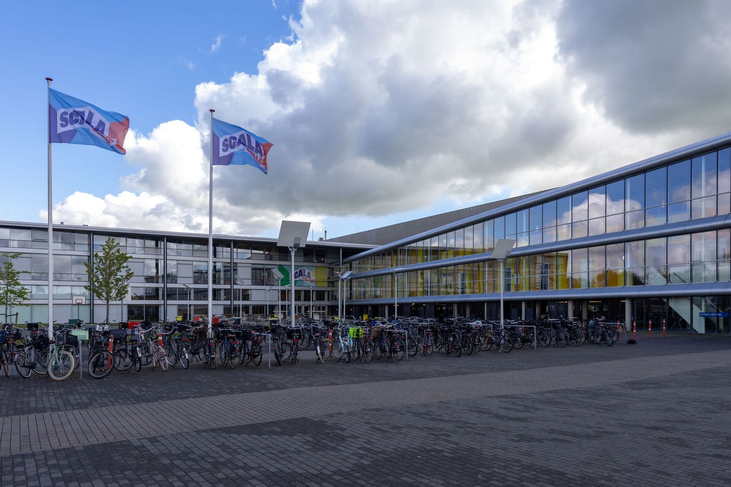 Overzichtsfoto van het Scala College Nieuwe Sloot in Alphen aan den Rijn, moderne architectuur aan het water.
