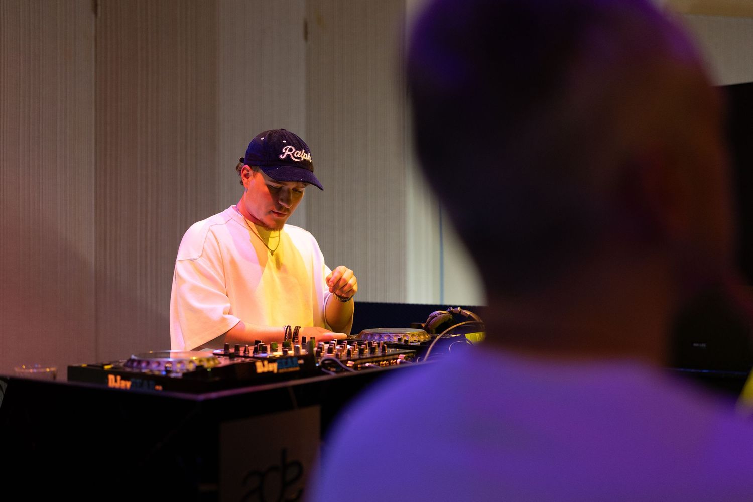 Eventfotografie van Oliver Cricket tijdens Amsterdam Dance Event (ADE), live performance met energieke sfeer.