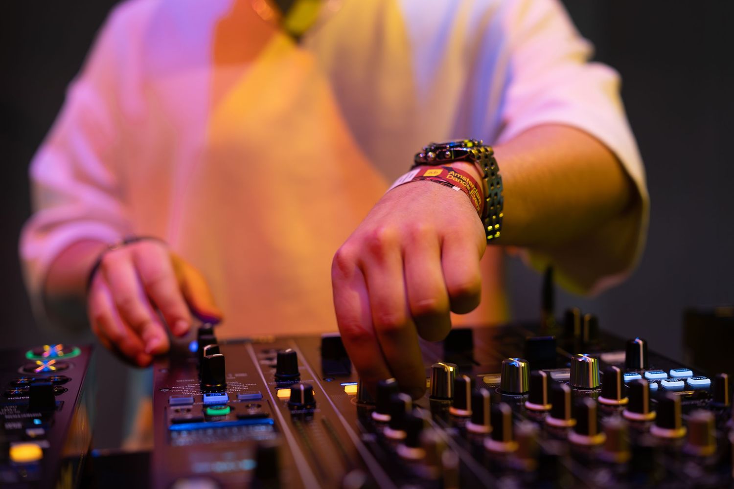 Eventfotografie van Oliver Cricket tijdens Amsterdam Dance Event (ADE), live performance met energieke sfeer.
