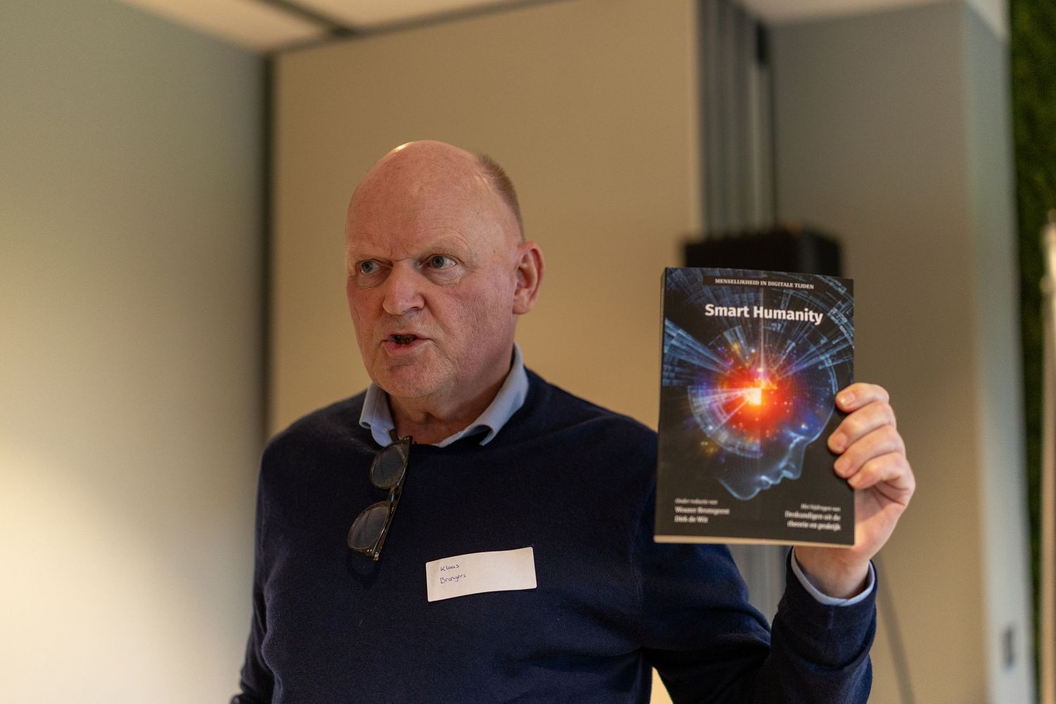 Boekpresentatie van De Groeiversneller door Wim Kweekel, vastgelegd tijdens een zakelijke presentatie.