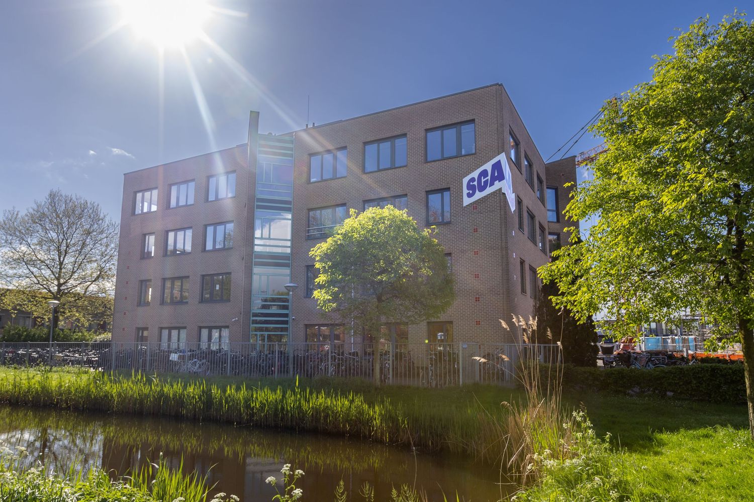 Overzichtsfoto van het Scala College Sacharovlaan in Alphen aan den Rijn, modern schoolgebouw bij daglicht.