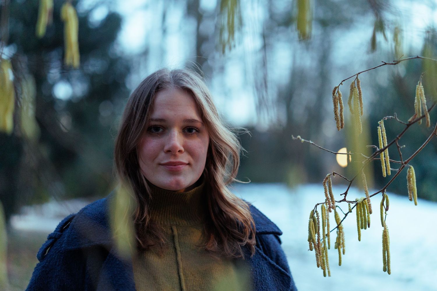 Portretfoto van een vrouw in een winterpark in alphen aan den rijn met sneeuw, vastgelegd met natuurlijk licht.