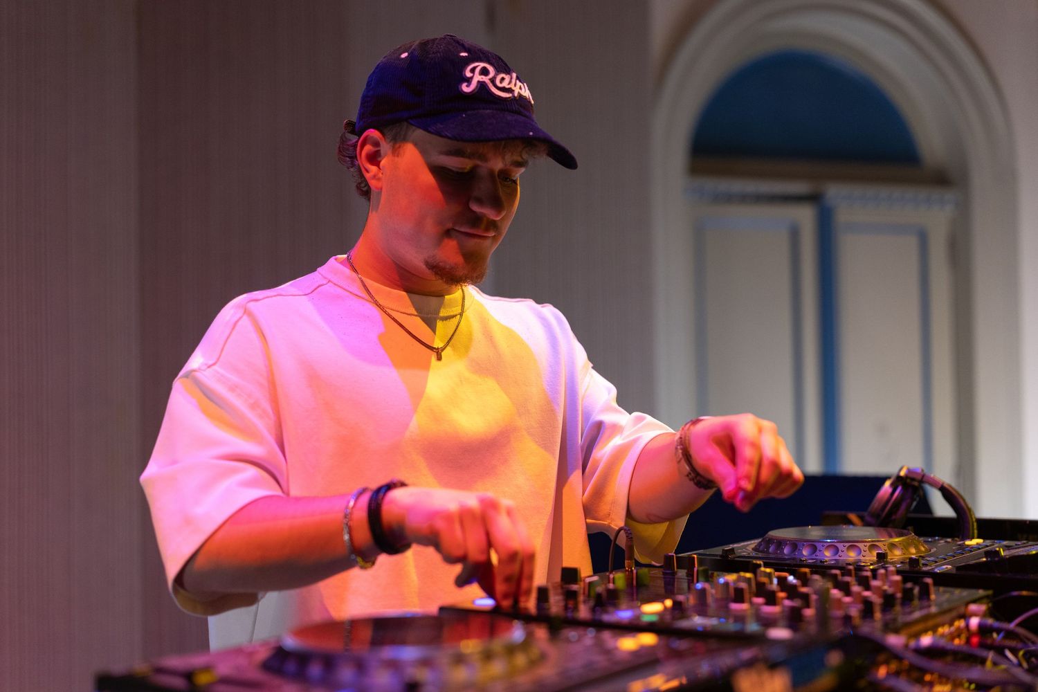 Eventfotografie van Oliver Cricket tijdens Amsterdam Dance Event (ADE), live performance met energieke sfeer.