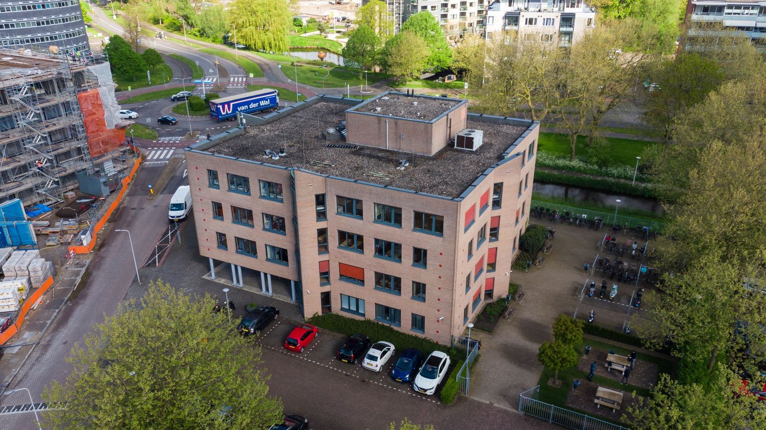 Dronefoto van het Scala College Sacharovlaan in Alphen aan den Rijn, modern schoolgebouw van bovenaf.