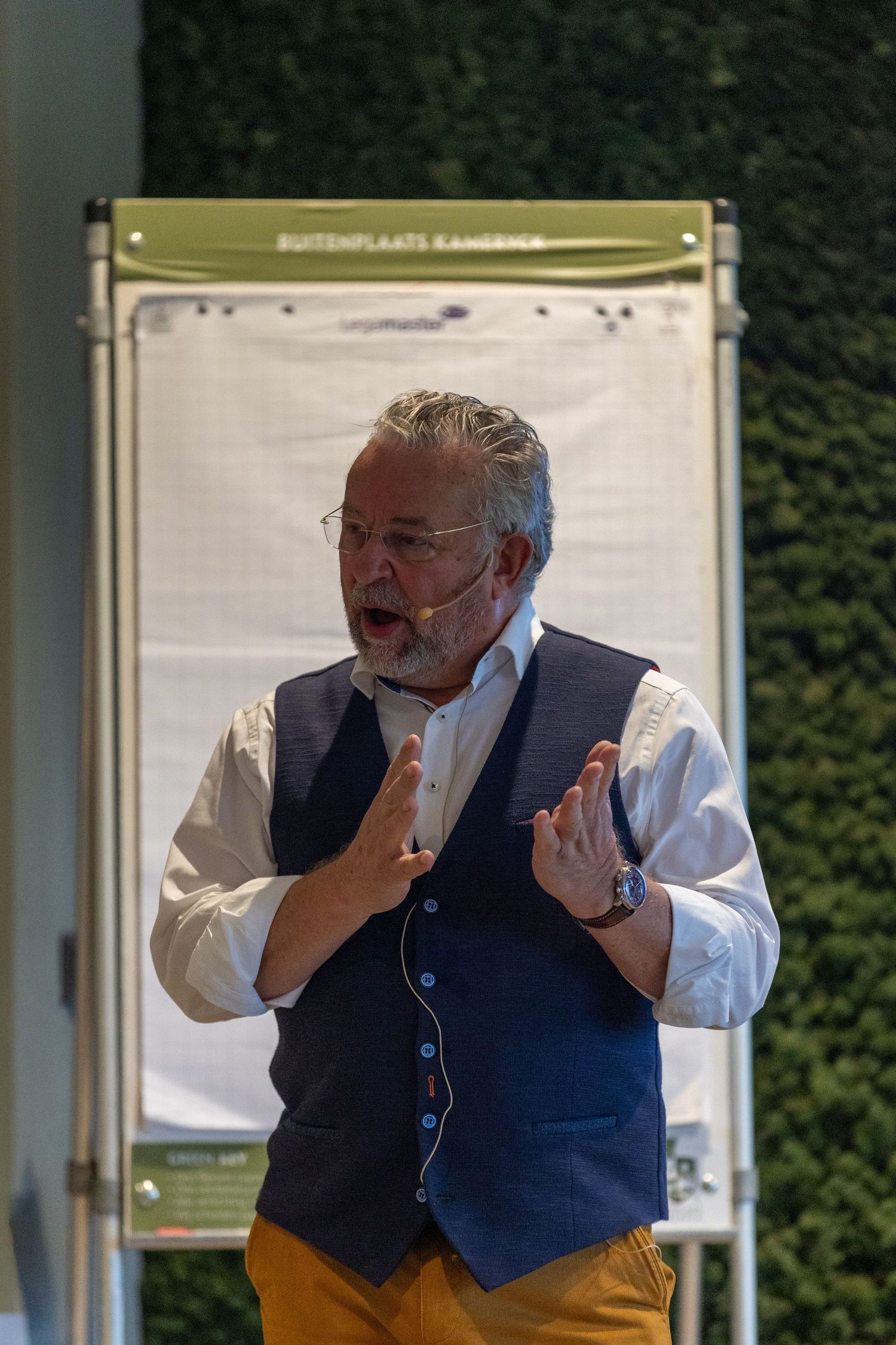 Boekpresentatie van De Groeiversneller door Wim Kweekel, vastgelegd tijdens een zakelijke presentatie.