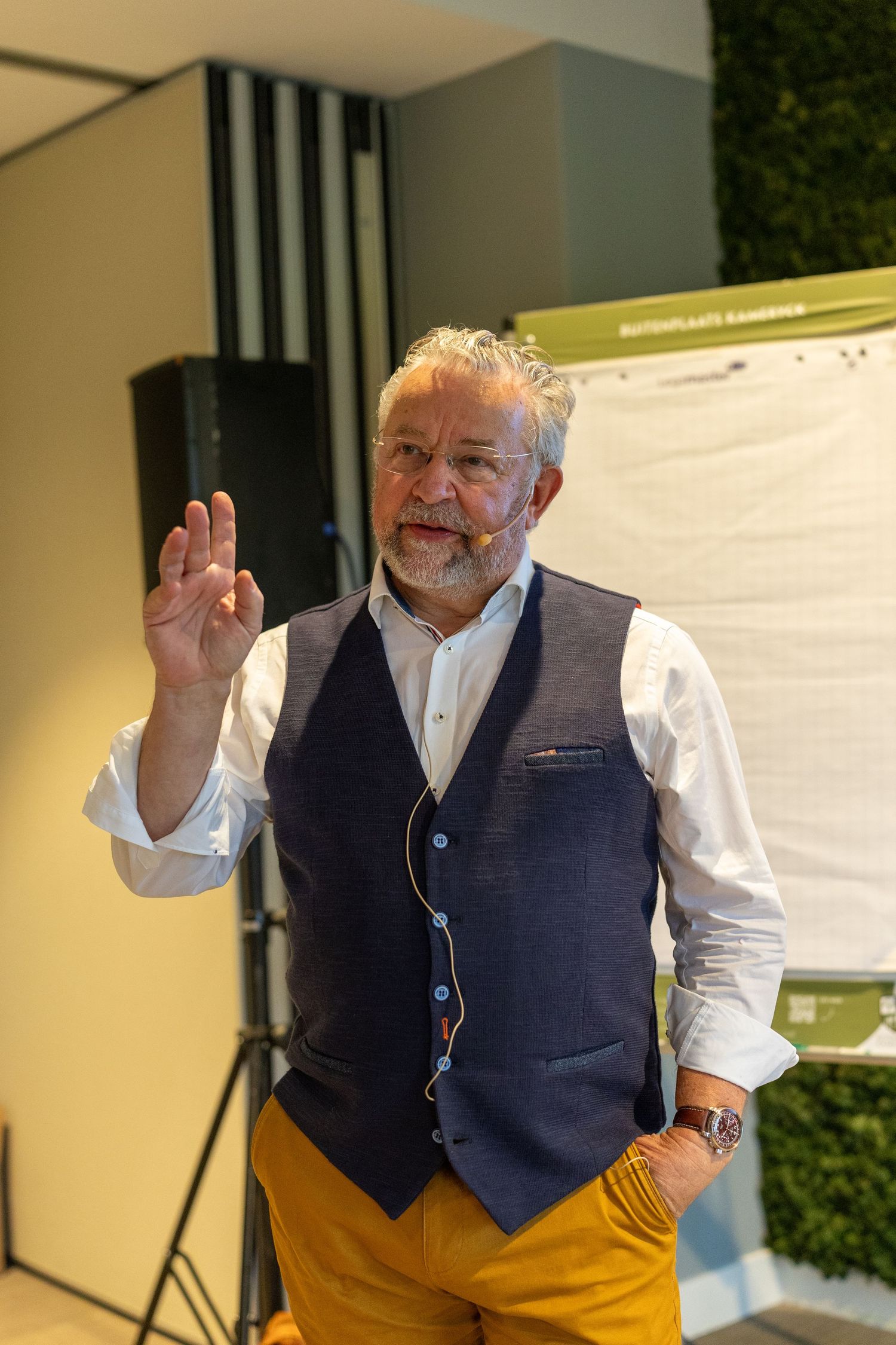 Boekpresentatie van De Groeiversneller door Wim Kweekel, vastgelegd tijdens een zakelijke presentatie.