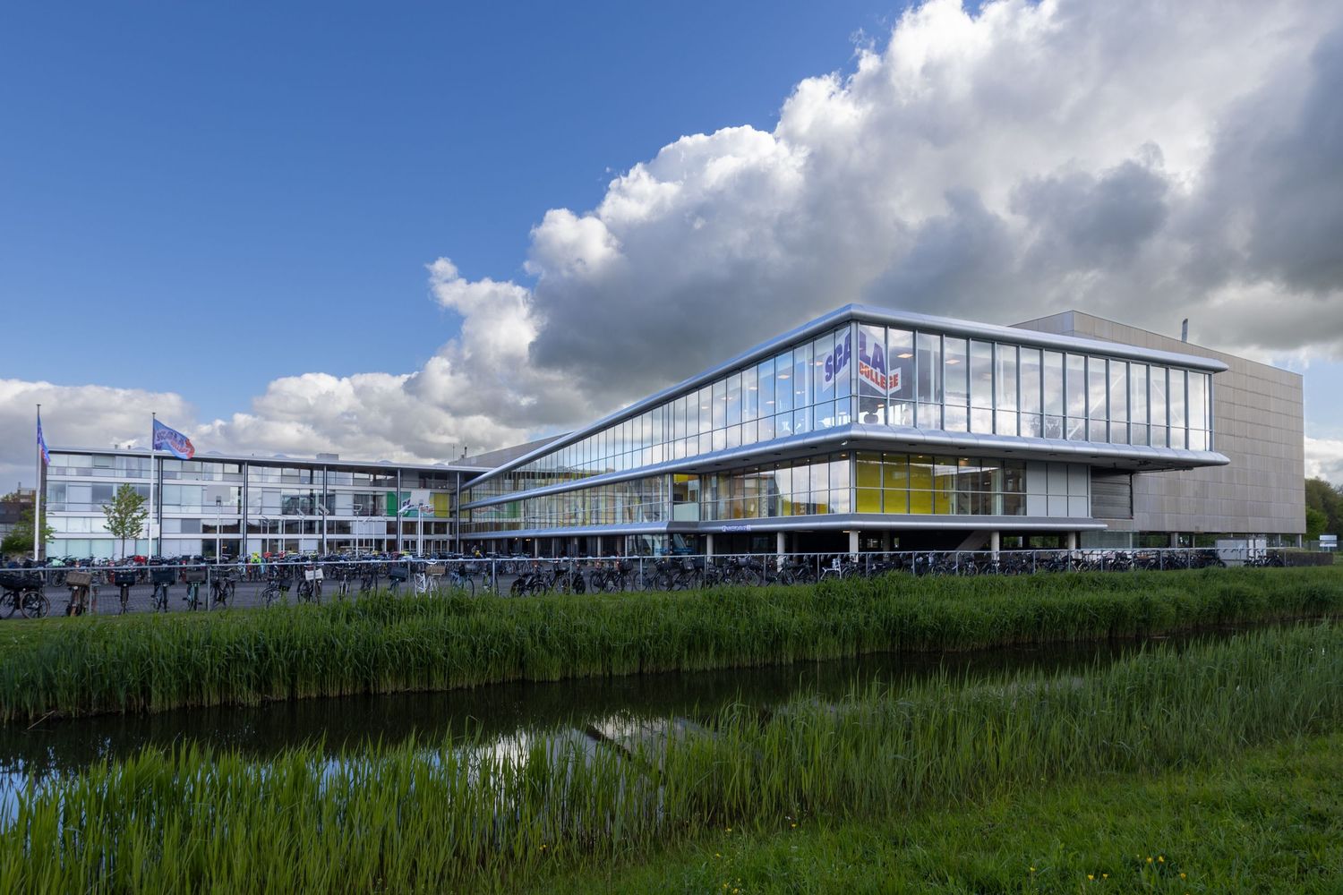 Overzichtsfoto van het Scala College Nieuwe Sloot in Alphen aan den Rijn, moderne architectuur aan het water.