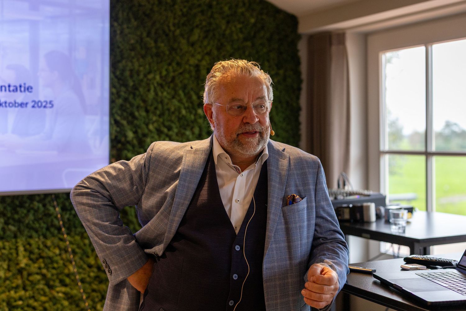 Boekpresentatie van De Groeiversneller door Wim Kweekel, vastgelegd tijdens een zakelijke presentatie.