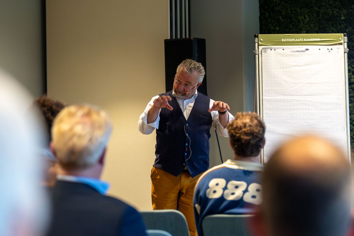 Boekpresentatie van De Groeiversneller door Wim Kweekel, vastgelegd tijdens een zakelijke presentatie.