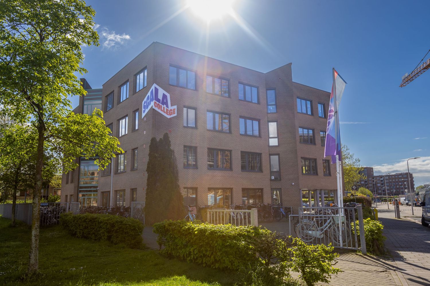 Overzichtsfoto van het Scala College Sacharovlaan in Alphen aan den Rijn, modern schoolgebouw bij daglicht.
