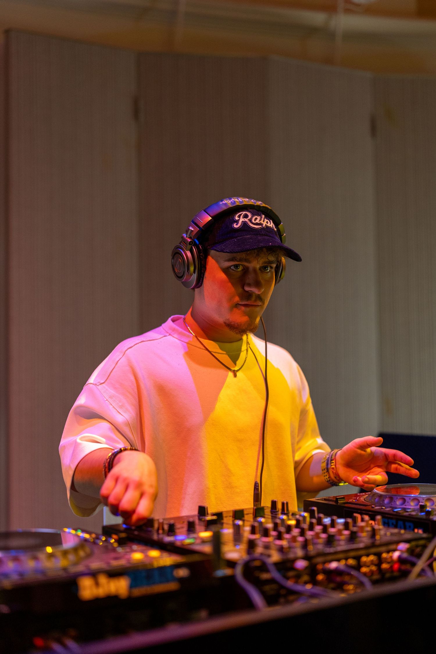 Eventfotografie van Oliver Cricket tijdens Amsterdam Dance Event (ADE), live performance met energieke sfeer.