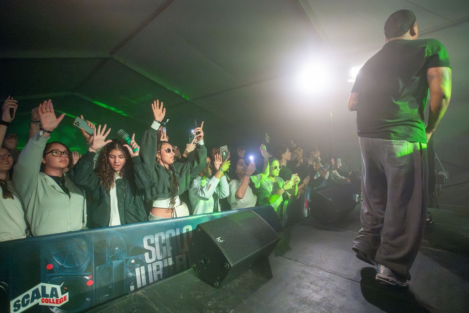 Eventfotografie van het leerlingenfeest van het Scala College in Alphen aan den Rijn, met energieke sfeer, muziek en jongeren in actie.