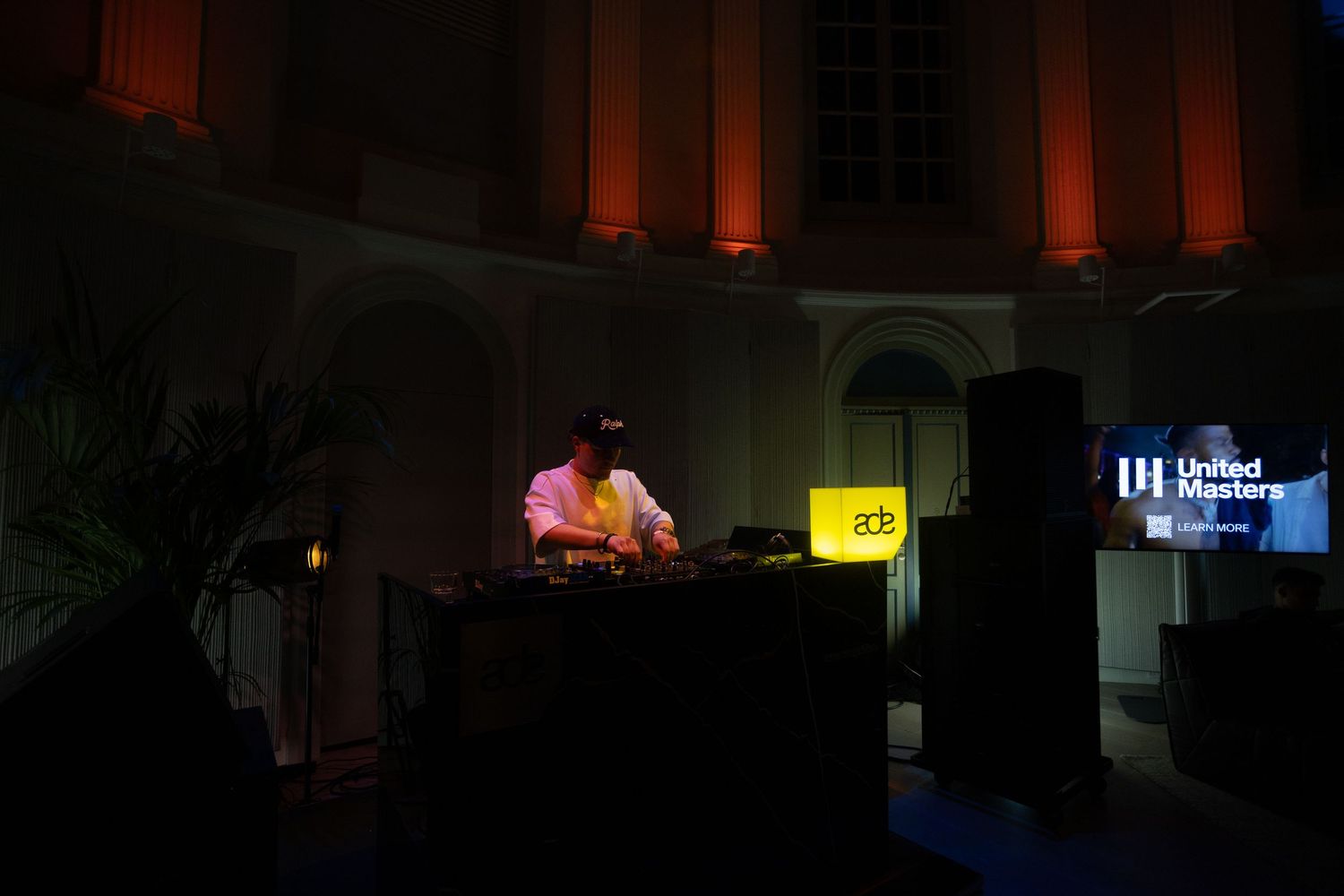 Eventfotografie van Oliver Cricket tijdens Amsterdam Dance Event (ADE), live performance met energieke sfeer.