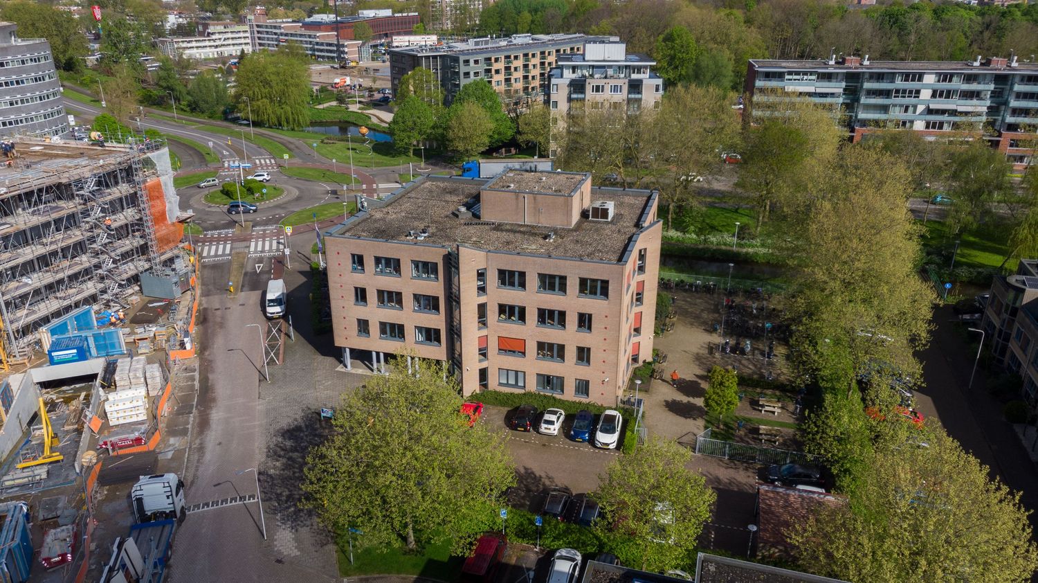 Dronefoto van het Scala College Sacharovlaan in Alphen aan den Rijn, modern schoolgebouw van bovenaf.