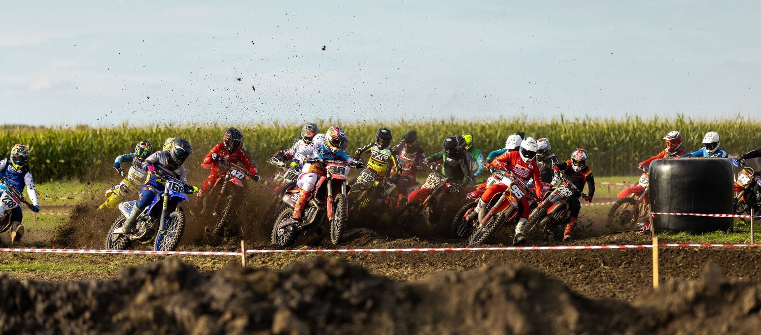 Actiefoto van motorcross tijdens Zevenhoven On Wheels, met actie, snelheid en stof in beeld.