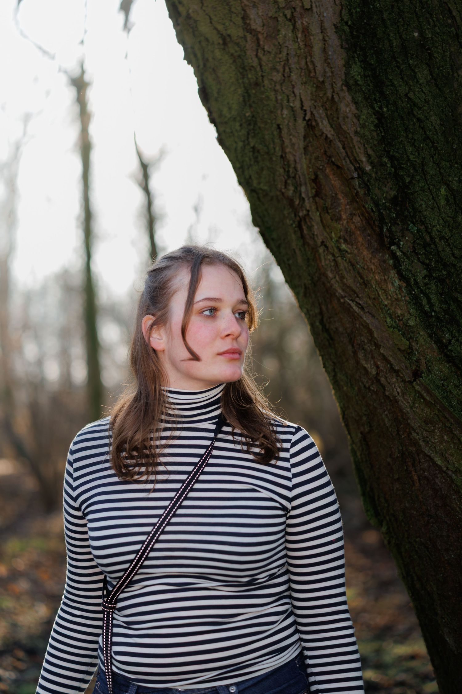 Portretfoto van een vrouw buiten in een park in boskoop, gemaakt met flits en natuurlijk licht, scherpe focus.