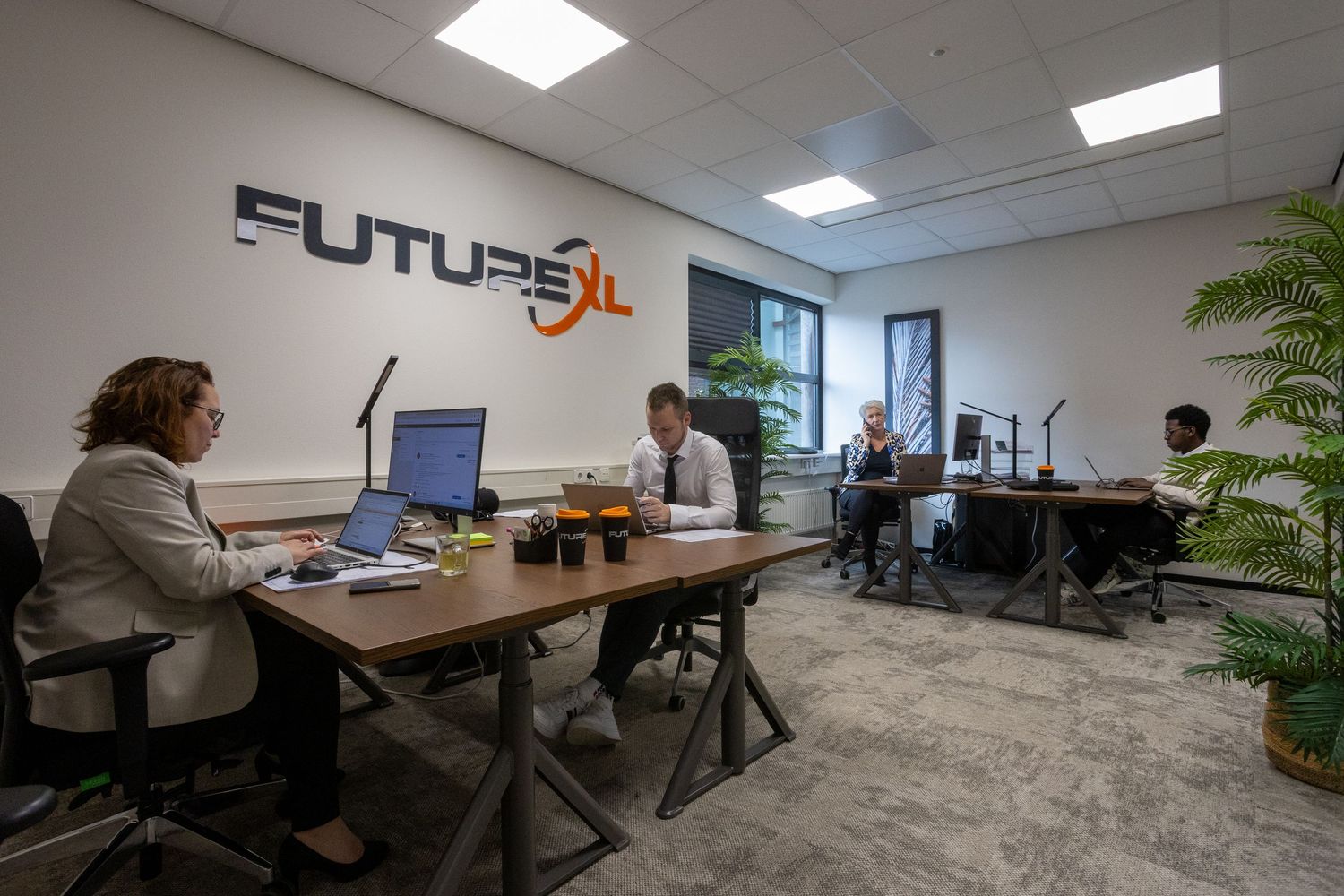 Zakelijke bedrijfsfoto van FutureXL in Alphen aan den Rijn, moderne kantooromgeving en samenwerking.
