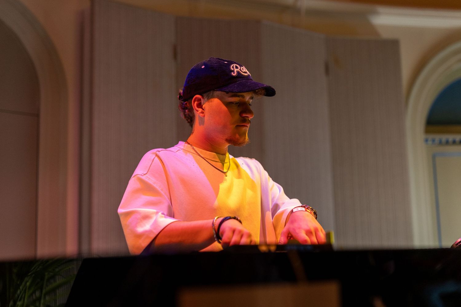 Eventfotografie van Oliver Cricket tijdens Amsterdam Dance Event (ADE), live performance met energieke sfeer.