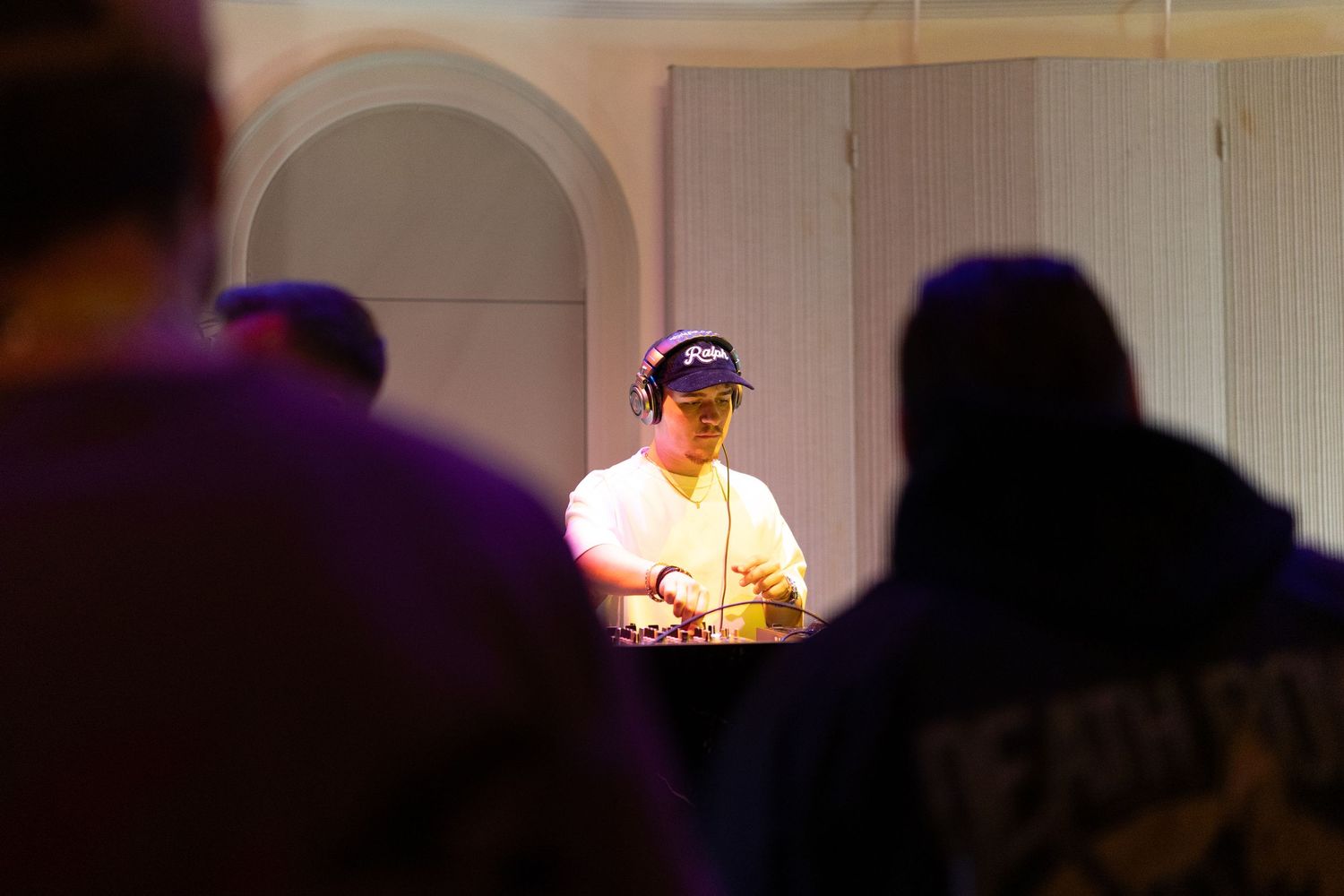 Eventfotografie van Oliver Cricket tijdens Amsterdam Dance Event (ADE), live performance met energieke sfeer.