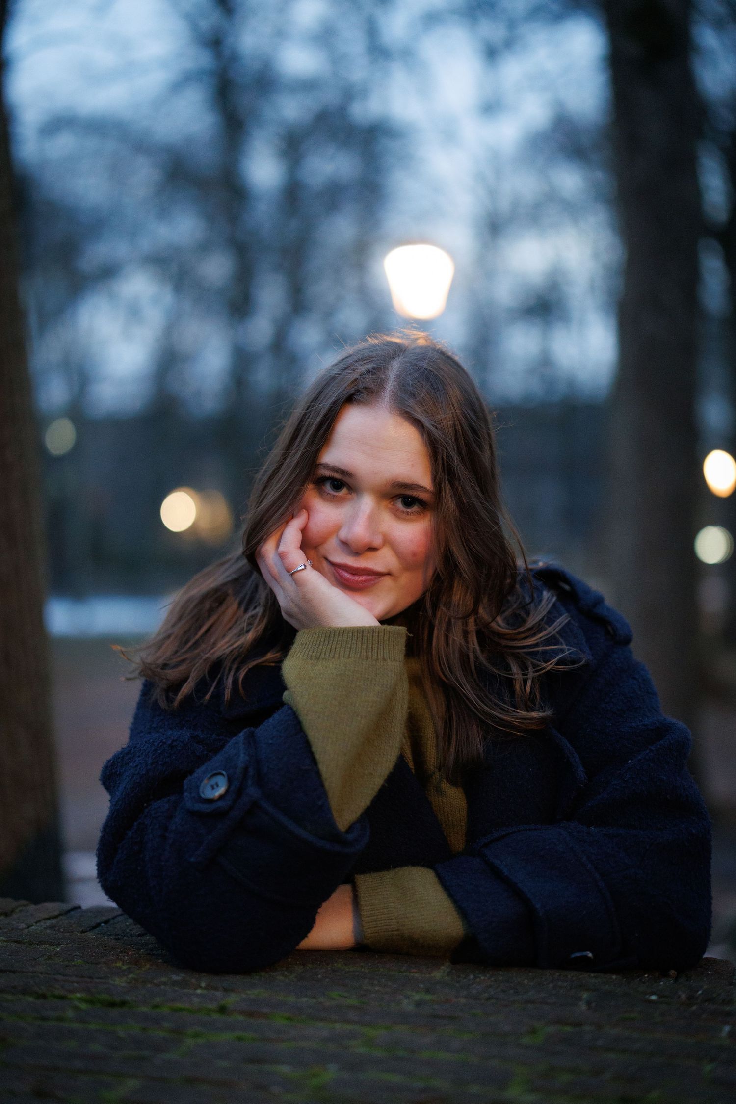 Portretfoto van een vrouw in een winterpark in alphen aan den rijn met sneeuw, vastgelegd met natuurlijk licht.