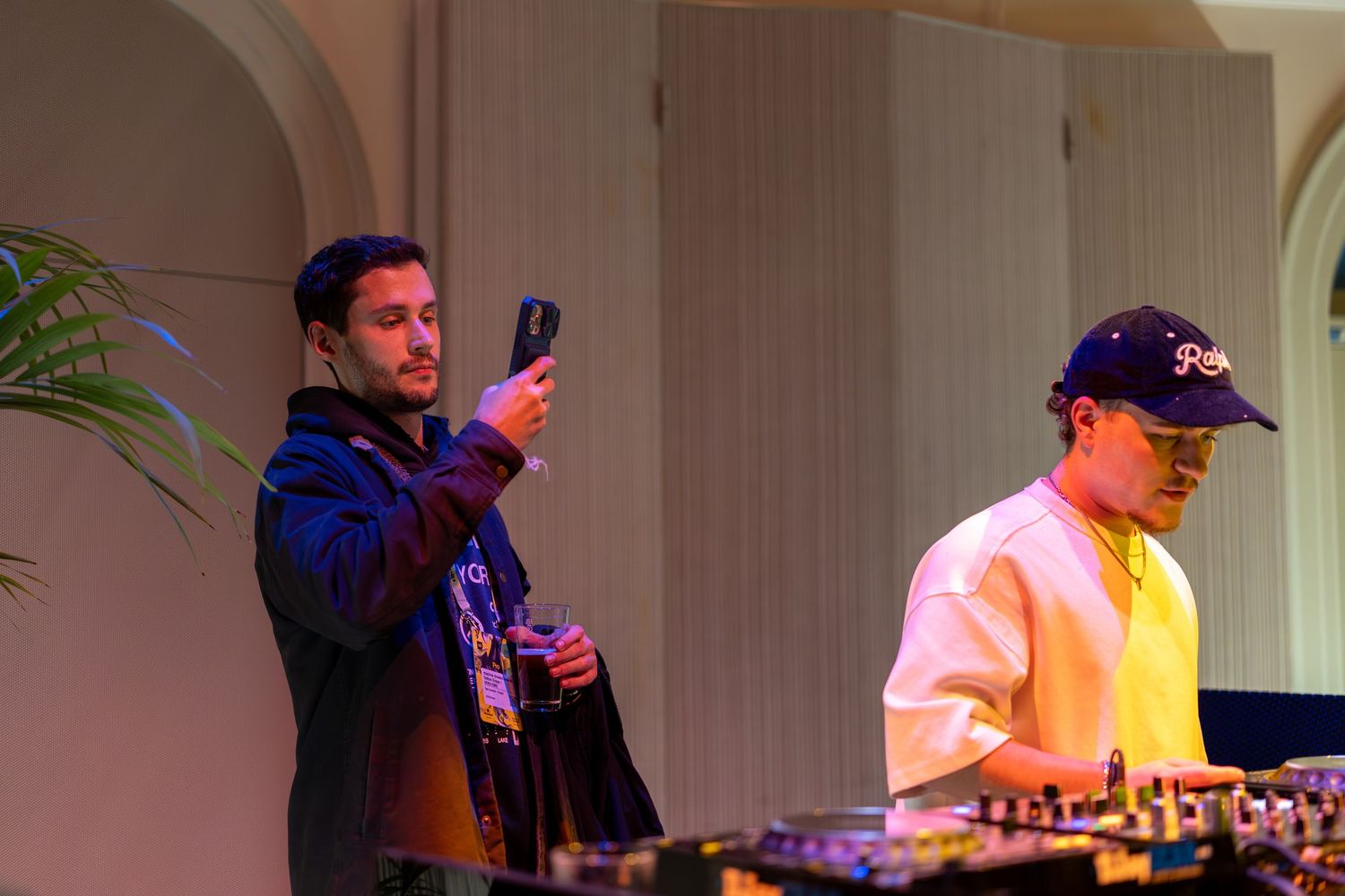 Eventfotografie van Oliver Cricket tijdens Amsterdam Dance Event (ADE), live performance met energieke sfeer.