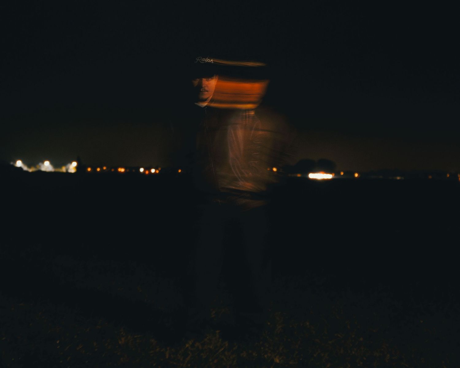 Analoge nachtfoto van Oliver Cricket met flits en motion blur, filmische portretfotografie met rauwe sfeer.
