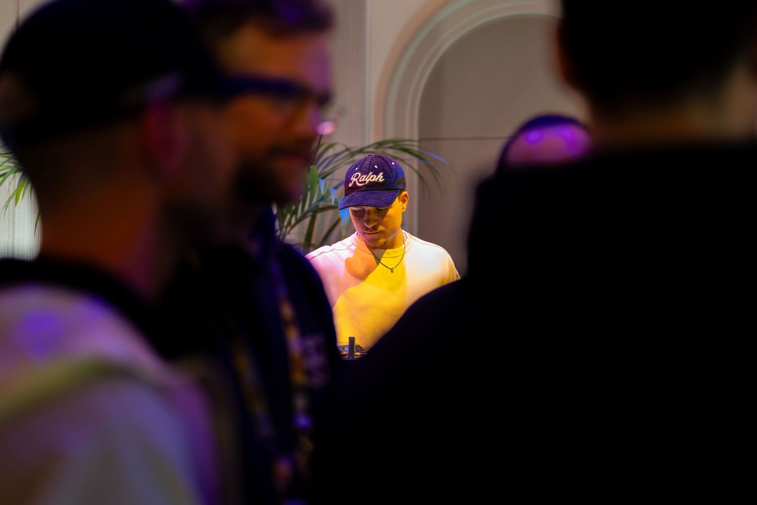 Eventfotografie van Oliver Cricket tijdens Amsterdam Dance Event (ADE), live performance met energieke sfeer.