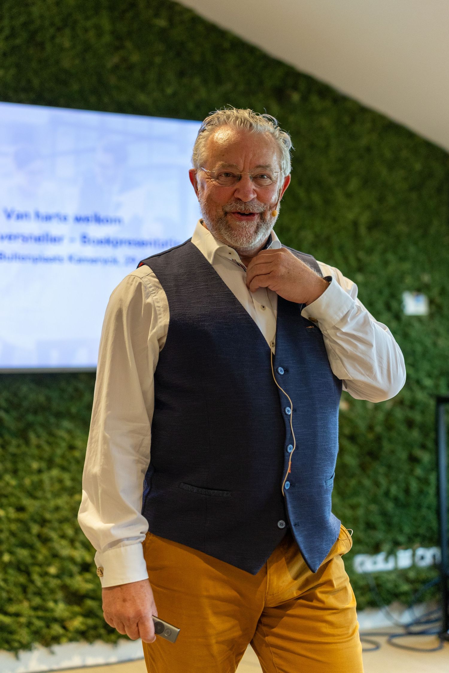 Boekpresentatie van De Groeiversneller door Wim Kweekel, vastgelegd tijdens een zakelijke presentatie.