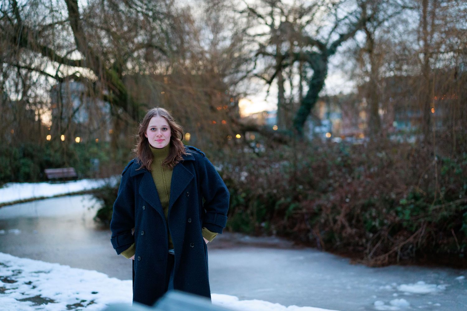 Portretfoto van een vrouw in een winterpark in alphen aan den rijn met sneeuw, vastgelegd met natuurlijk licht.