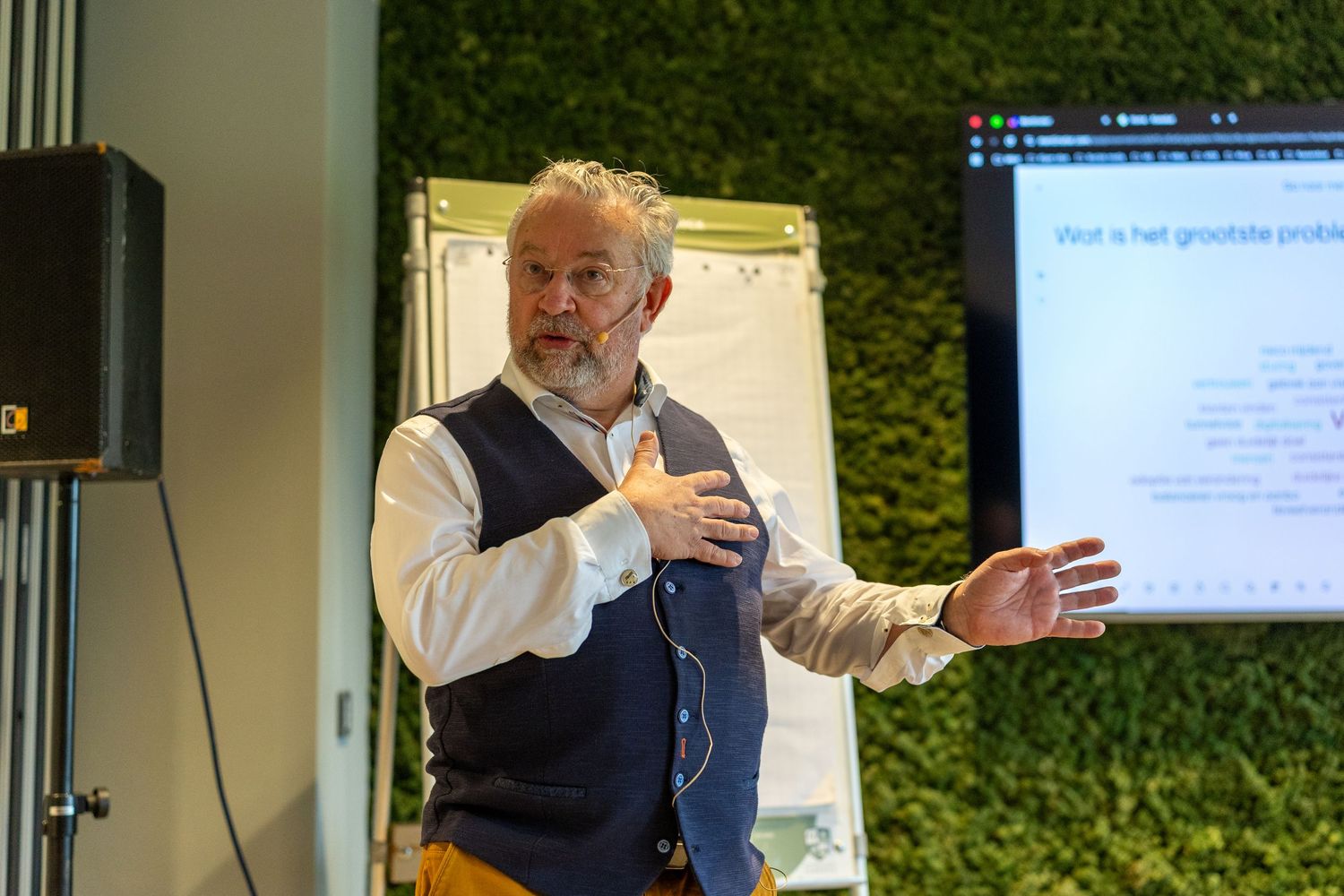 Boekpresentatie van De Groeiversneller door Wim Kweekel, vastgelegd tijdens een zakelijke presentatie.
