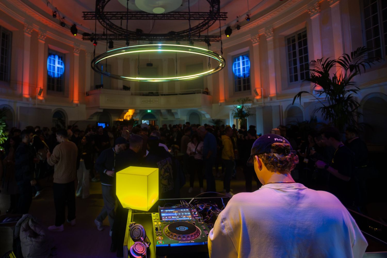 Eventfotografie van Oliver Cricket tijdens Amsterdam Dance Event (ADE), live performance met energieke sfeer.