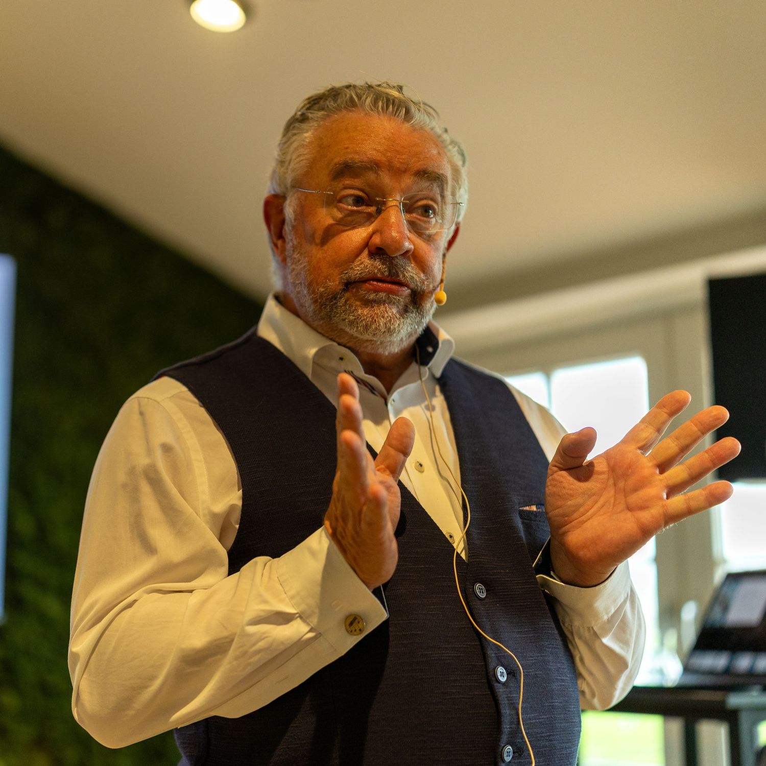 Boekpresentatie van De Groeiversneller door Wim Kweekel, vastgelegd tijdens een zakelijke presentatie.
