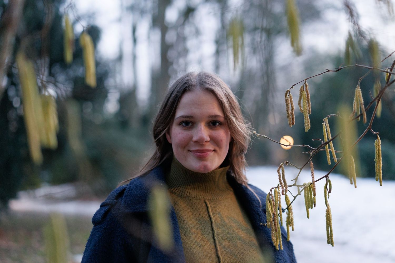 Portretfoto van een vrouw in een winterpark in alphen aan den rijn met sneeuw, vastgelegd met natuurlijk licht.