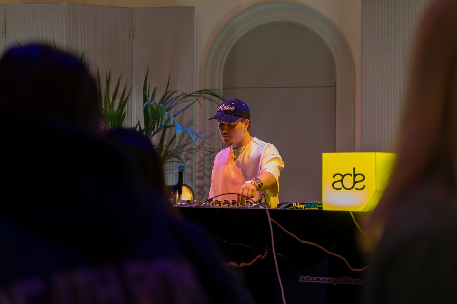Eventfotografie van Oliver Cricket tijdens Amsterdam Dance Event (ADE), live performance met energieke sfeer.