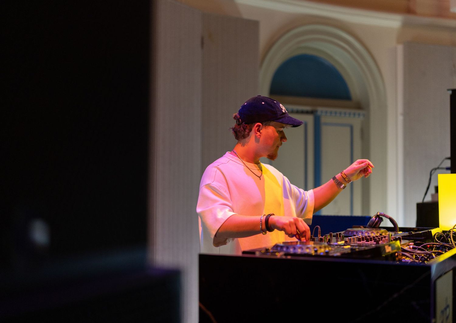 Eventfotografie van Oliver Cricket tijdens Amsterdam Dance Event (ADE), live performance met energieke sfeer.