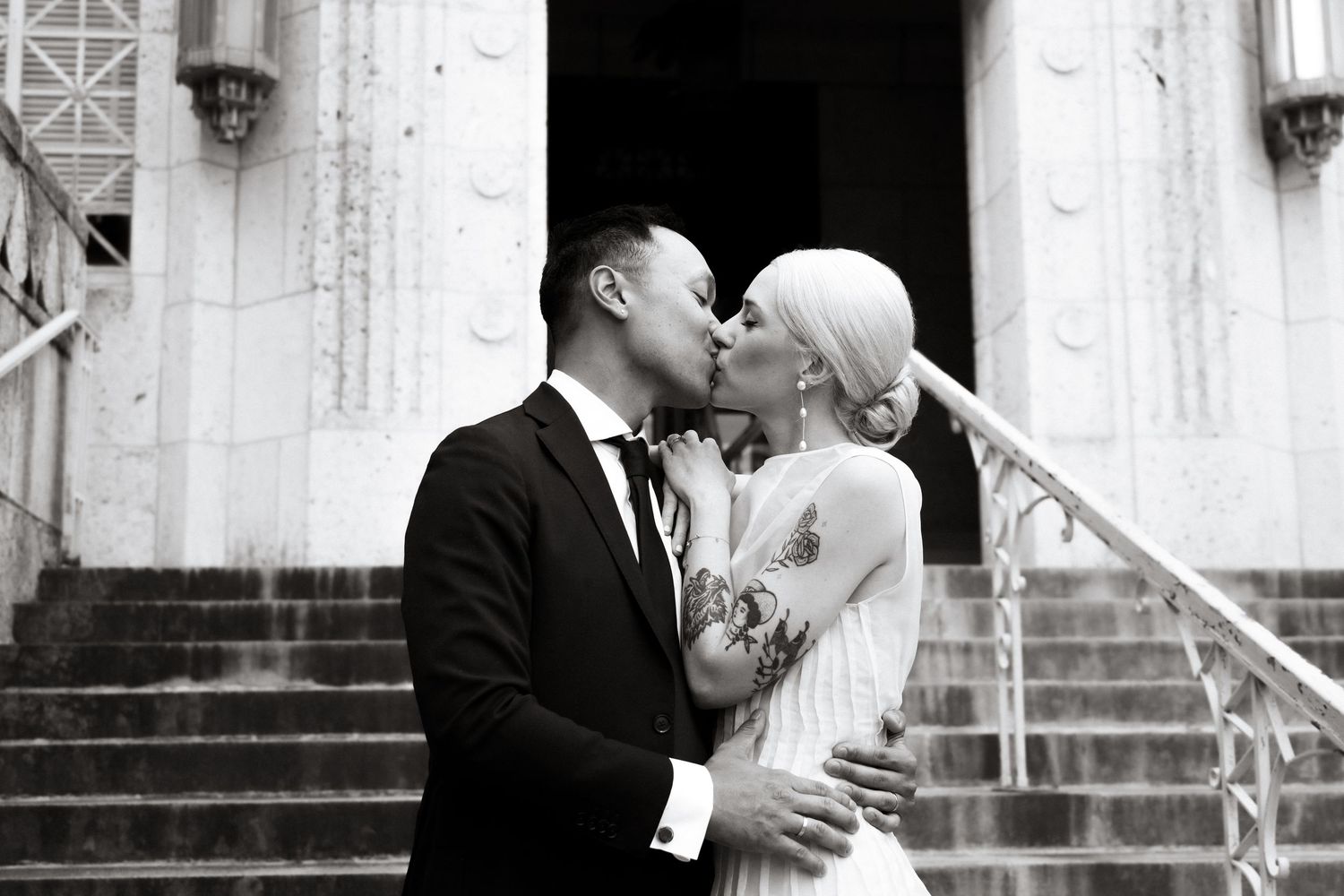 Courthouse wedding bride and groom kiss on the steps of Travis County Courthouse in Austin Texas