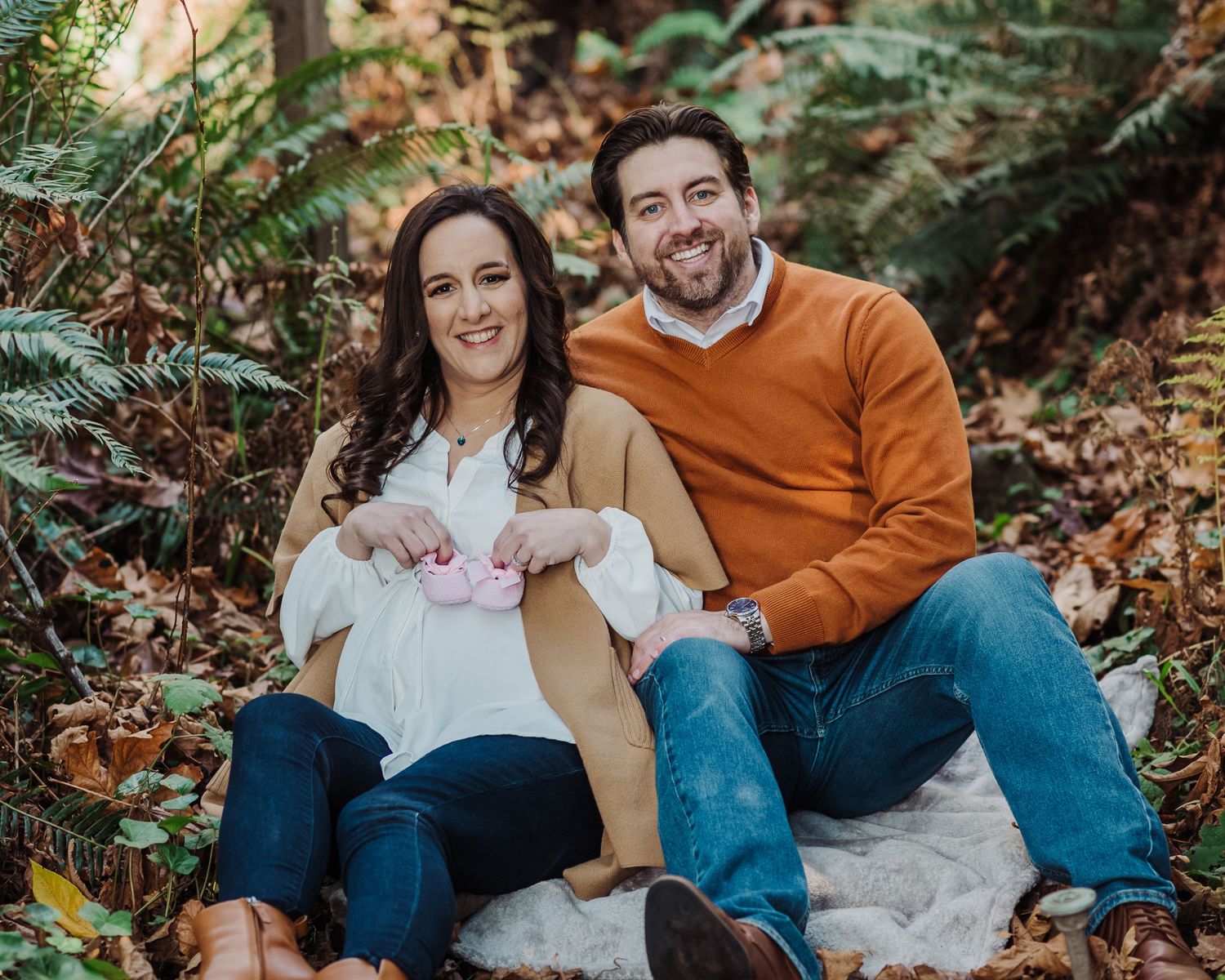 Family portrait session in autumn featuring casual outfits and natural outdoor setting.