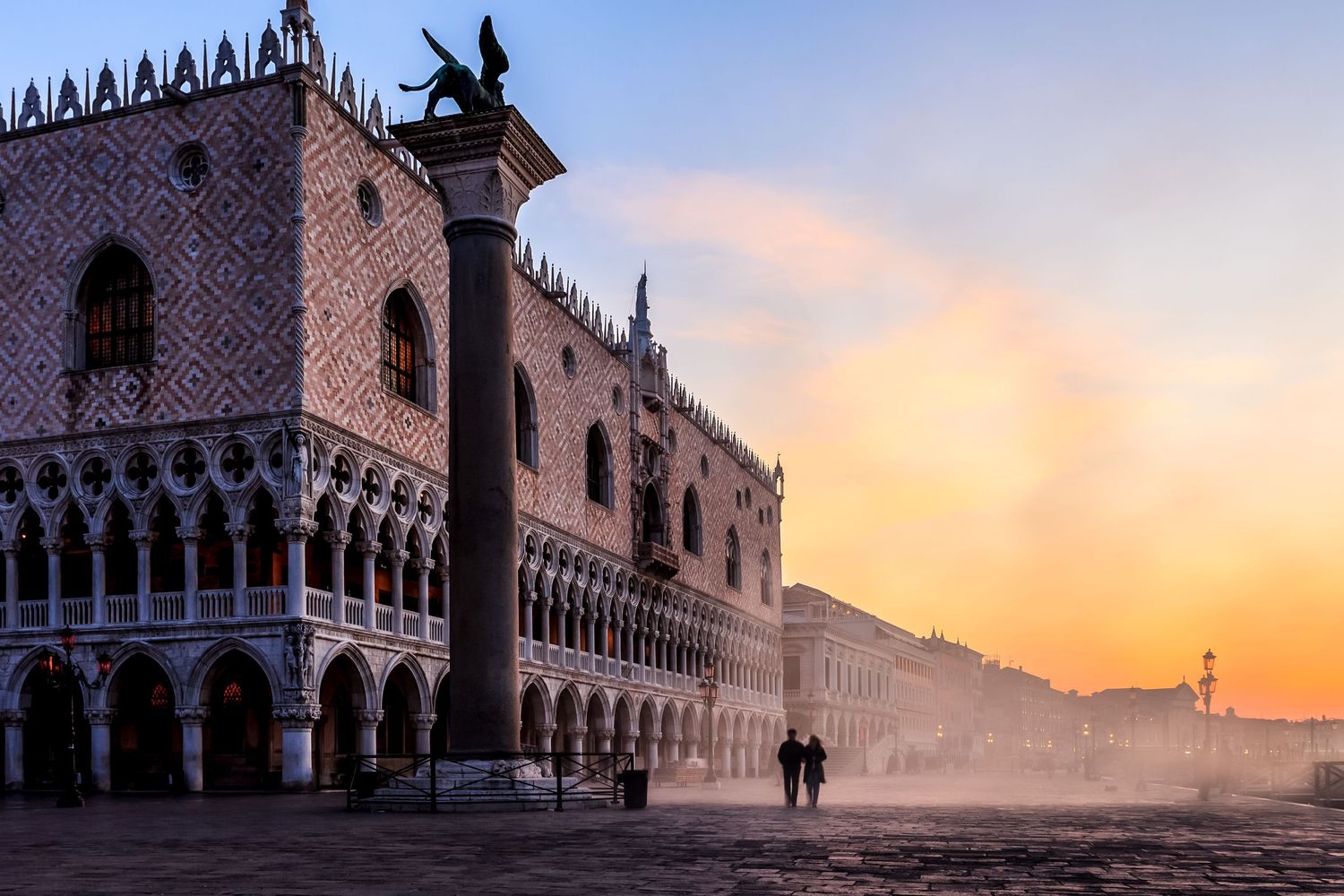 Lever de soleil mythique sur la Piazza San Marco : brume, lumière dorée et silhouettes qui révèlent l’élégance et le mystère de Venise.