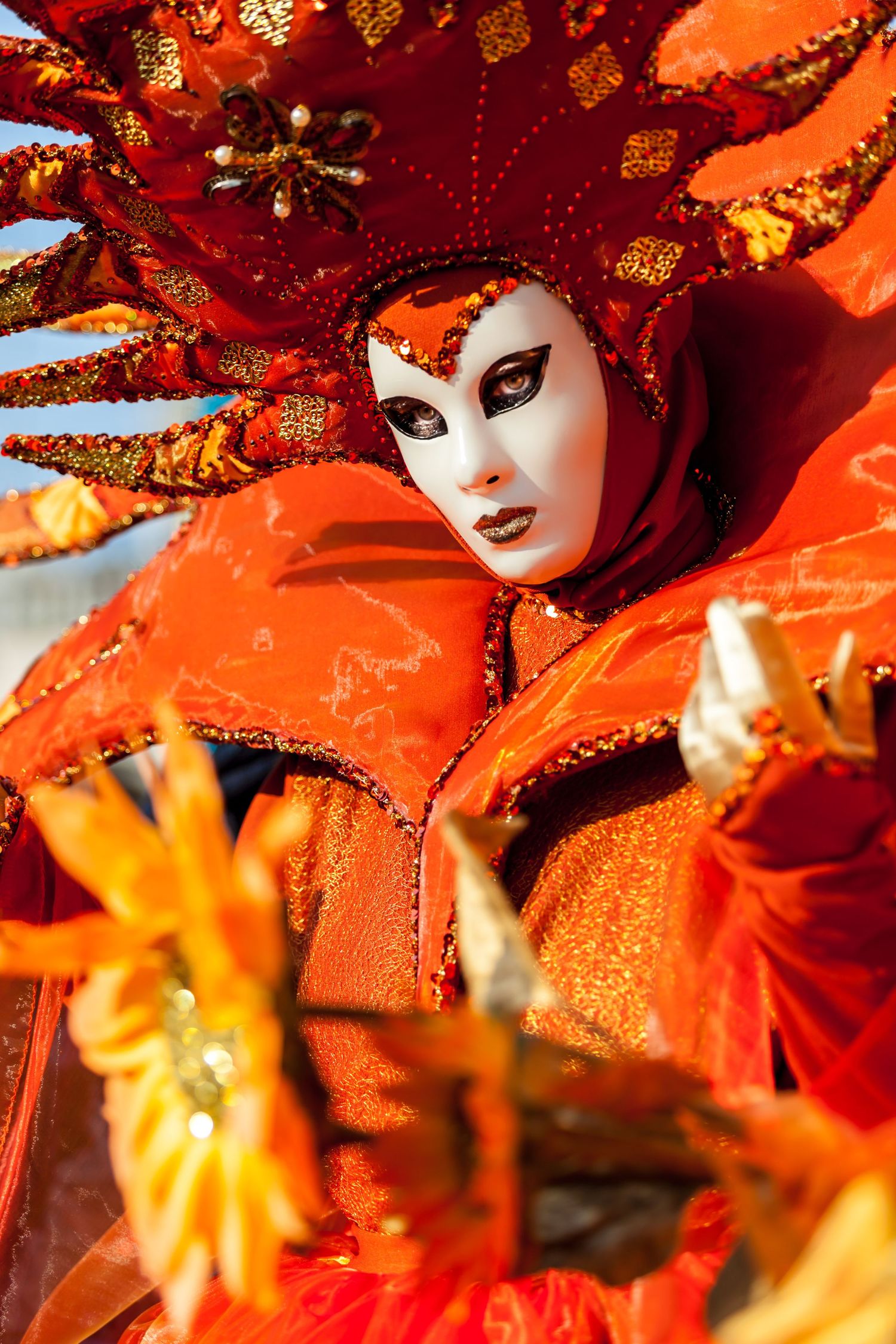 Le Soleil Italien – puissance et élégance du carnaval, où gestes, regard et posture fusionnent en une performance magistrale.